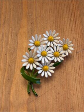 White Daisy Bouquet Enamel Brooch - Unbranded 1960s